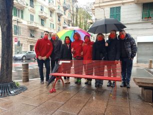 Genova, quattro nuove panchine rosse contro la violenza sulle donne donate da Conad