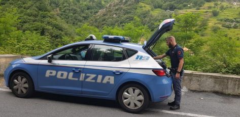Genova, nasconde un chilo di droga nelle aiuole e chiede alla polizia di chiamare un taxi: arrestato