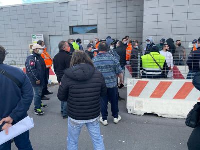 Genova, caos al Psa: lunghe code ai varchi d'ingresso e agli uffici