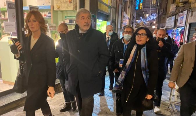 Genova, passeggiata in centro storico per il ministro Fabiana Dadone e il sindaco Marco Bucci