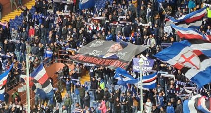 Sampdoria, i tifosi “chiamano” Vialli con uno striscione nella Sud