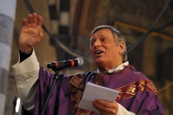 Genova, don Ciotti: "Dubbi più sani delle certezze, il proibizionismo non è la soluzione"