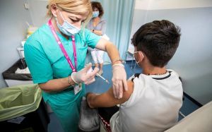 Vaccino Pfizer 5-11 anni, lunedì il via libera di Aifa ma le fiale arriveranno a metà dicembre