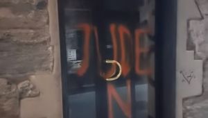 Savona, "juden" e croci celtiche con la vernice spray sulle vetrine di un negozio in centro storico 
