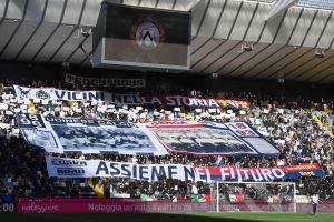"Vicini nella storia, assieme nel futuro": lo striscione dei tifosi dell'Udinese prima della gara contro il Genoa