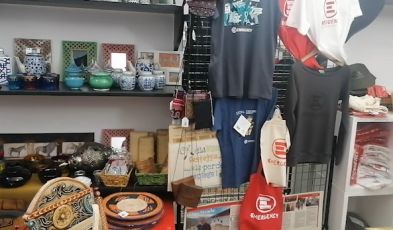 Genova, il Point Natale di Emergency in Salita Santa Caterina: il regalo sotto l'albero si fa solidale