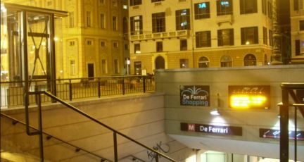 Genova, fumo nell'ascensore della metro in piazza De Ferrari: intervengono i vigili del fuoco