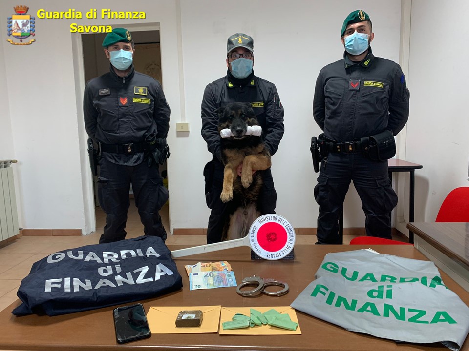 Savona, due arresti per spaccio di marijuana e hashish: sequestrati oltre 200 grammi di droga