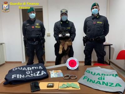 Savona, due arresti per spaccio di marijuana e hashish: sequestrati oltre 200 grammi di droga