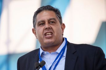 Toti su l’assessore aggredito in treno: “Un episodio di violenza inaccettabile”