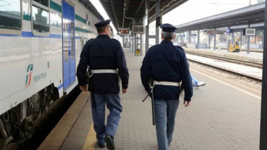 Genova, distraevano i passeggeri sul treno mentre un complice li borseggiava: 3 arresti