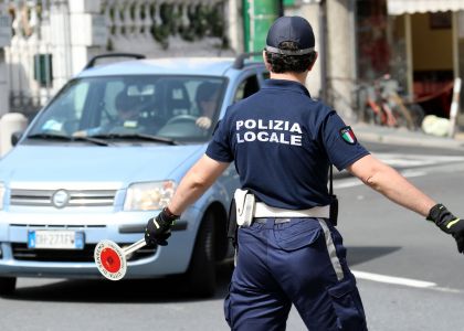 La Spezia, fermato automobilista senza patente da 22 anni 