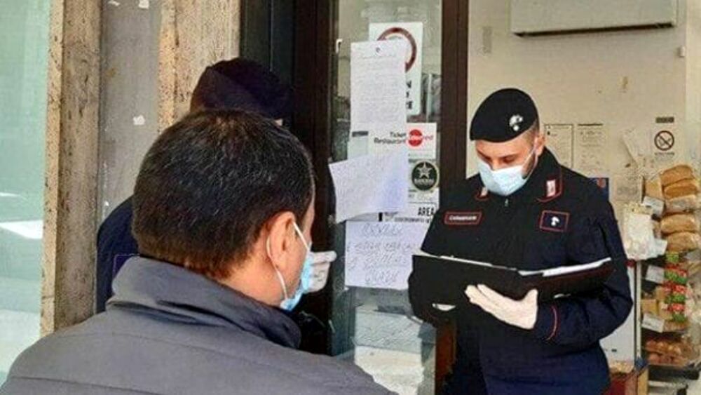 Genova, passeggiano nei vicoli anche se in quarantena: due denunciati