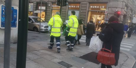 Genova, in centro carabinieri e protezione civile controllano che le mascherine vengano indossate
