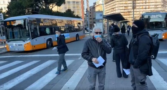 Genova, primi controlli del Green Pass sui bus Amt: 400 verifiche ma nessuna multa