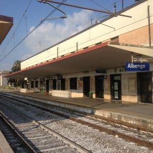 Albenga, capotreno picchiata e scaraventata sui binari da un viaggiatore senza biglietto