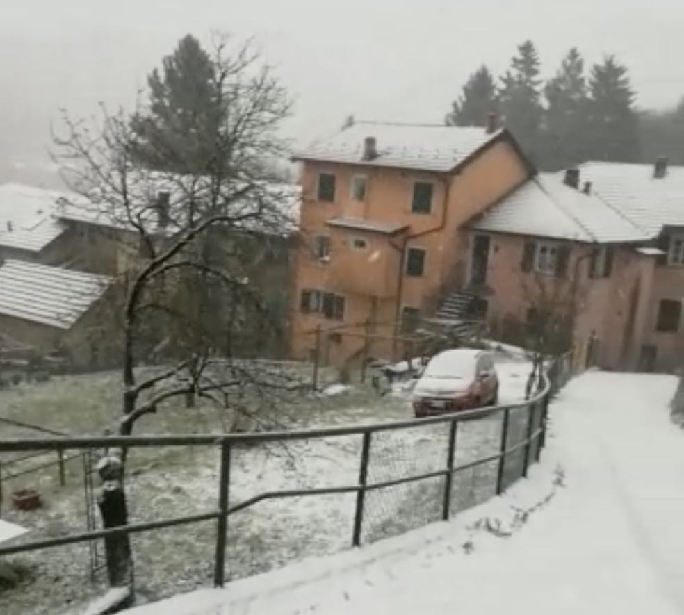 Liguria, la prima neve a Savignone