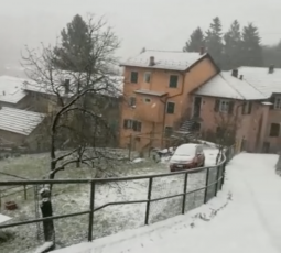 Liguria, la prima neve a Savignone