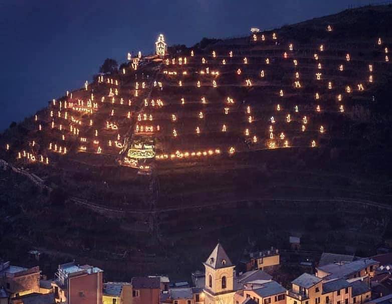 La Spezia, anche quest'anno la collina di Manarola si illumina con il tradizionale presepe
