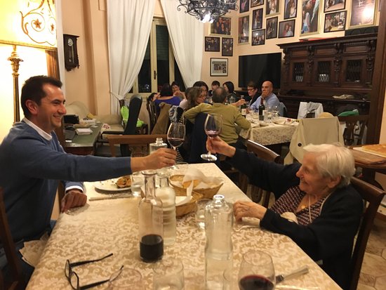 Genova, ristorante in casa: multa di 5mila euro per "Nonna Leo"