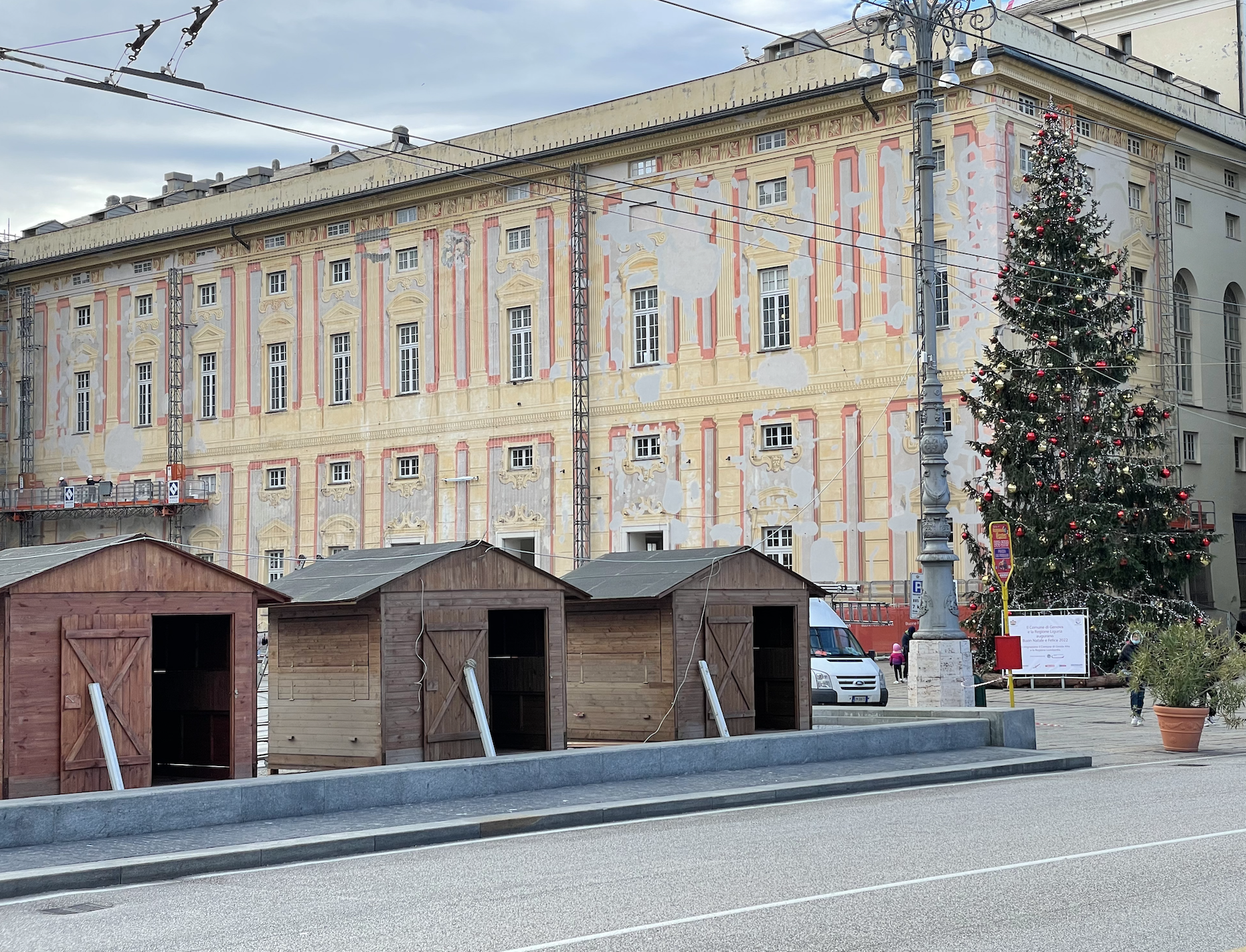 Genova, in allestimento il Mercatale in piazza De Ferrari 