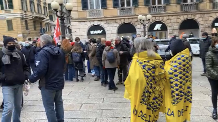 Genova, "Adesso basta, la scuola si ribella": sciopero e presidio di sindacati e docenti davanti alla  Prefettura 