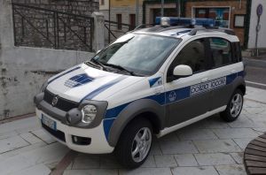 La Spezia, urina sull'auto della polizia locale e si riprende in un video: denunciato e multato