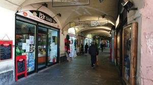 Genova, morsi, insulti e minacce agli agenti: 21enne arrestato in centro storico