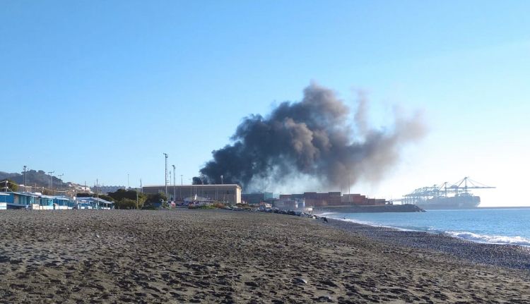Genova, incendio nel porto di Pra': nessun ferito ma una densa colonna di fumo nero