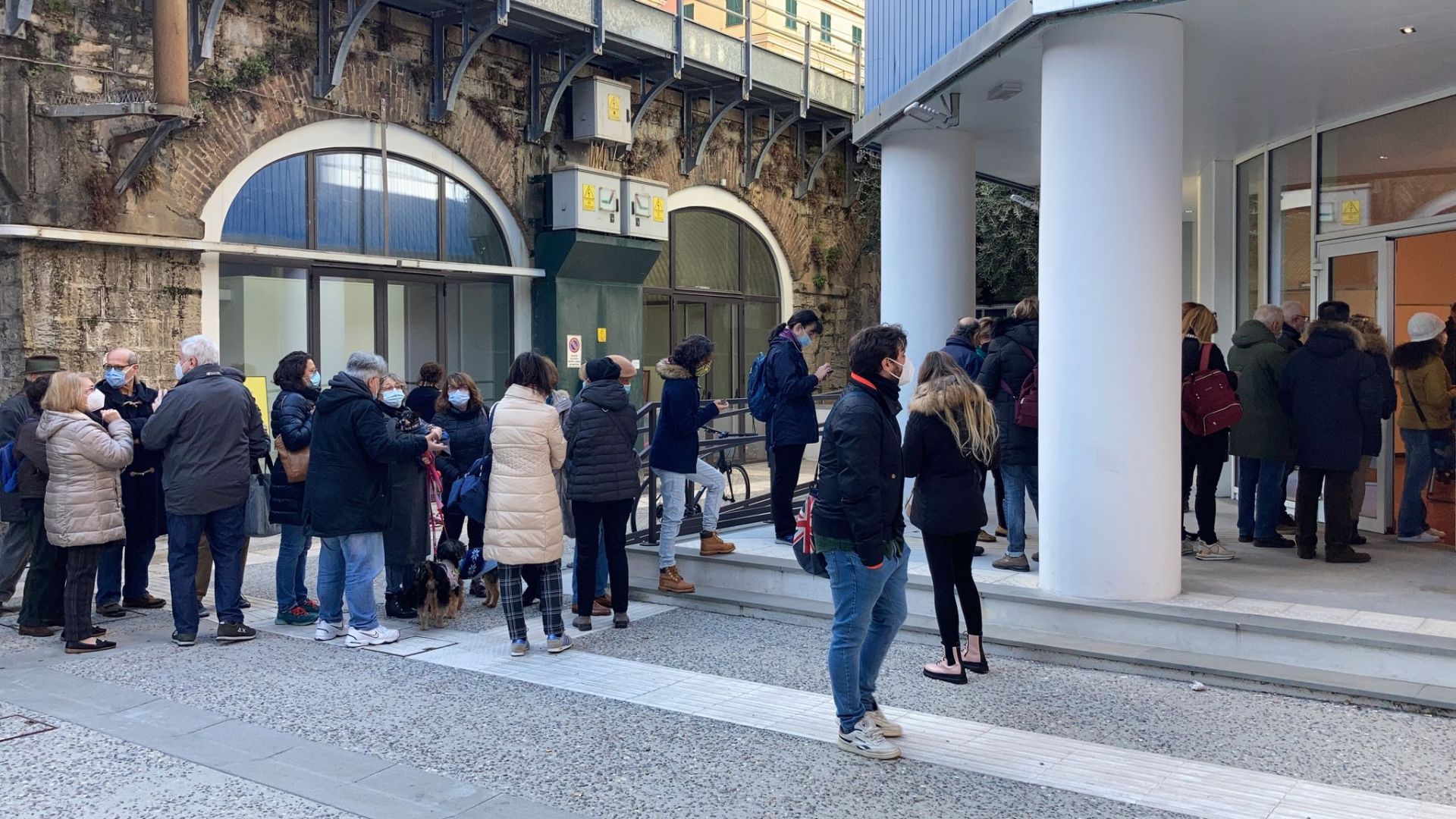 Genova, residenti di Sampierdarena in coda per firmare contro i depositi chimici