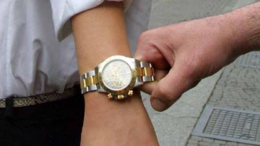 Genova, rapinato del Rolex da 30mila euro a Boccadasse