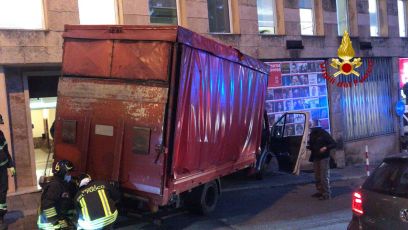 Genova, furgone finisce contro il Teatro Genovese
