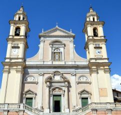 Lavagna, incendio nella canonica di via dei Cogorno: ustionato e intossicato il parroco di Santo Stefano