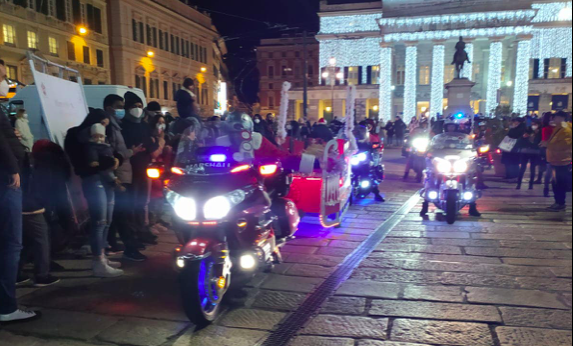 Genova, la festa dei "Riders - Babbo Natale" in piazza De Ferrari
