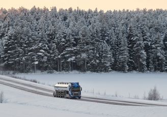Un autocarro elettrico Scania da 64 tonnellate su strada con Wibax