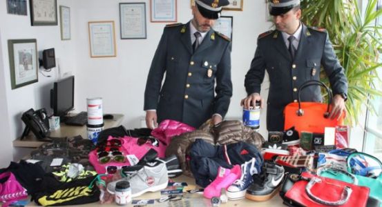 Genova, laboratorio del falso in un appartamento nei vicoli: sequestrati 4.500 articoli d'abbigliamento contraffatti