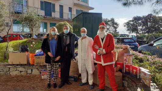 Genova, Babbo Natale consegna giochi e doni ai bambini del reparto di nefrologia del Gaslini