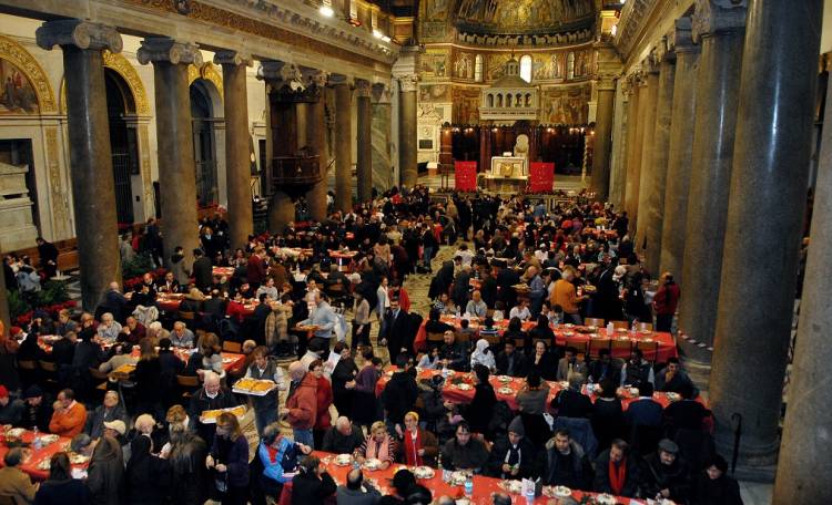 Genova, 220 persone al pranzo di Natale della Comunità di Sant'Egidio: con loro anche monsignor Tasca e il sindaco Bucci