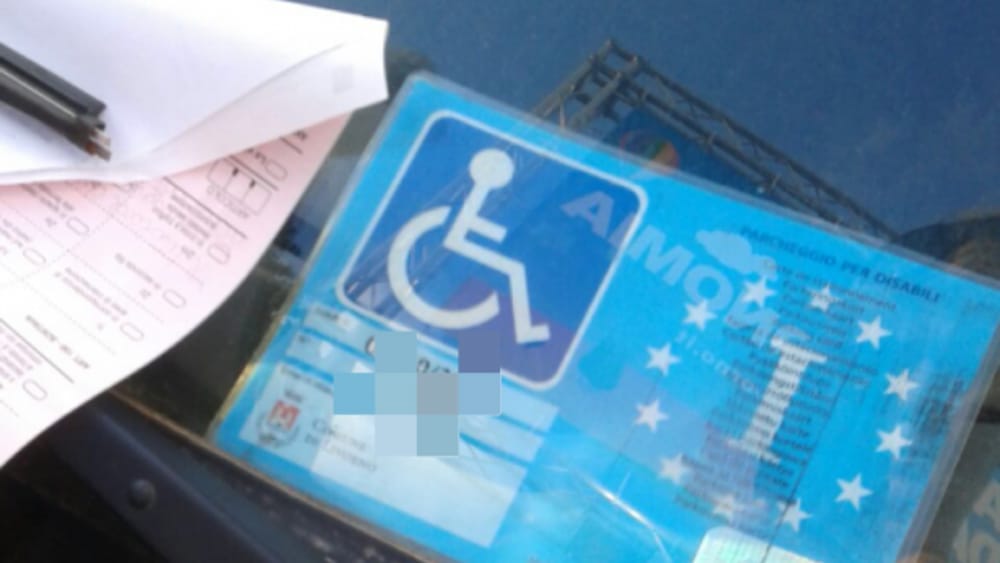 Genova, 359 "furbetti" con pass disabili falso scoperti dalla polizia locale nel 2021 