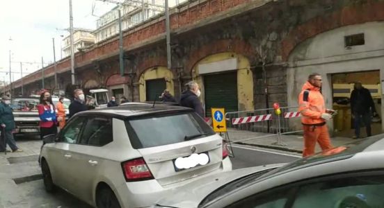 Genova, sprofonda l'asfalto in via Buranello a Sampierdarena: strada chiusa al traffico