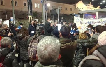 Genova, i cittadini di Sampierdarena contro i depositi chimici: "La nostra salute non è in vendita"