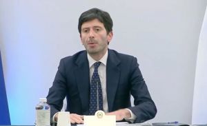 Covid, ecco il nuovo decreto: mascherine FFP2 al chiuso e super green pass anche al bancone del bar