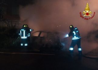 Roghi nella notte a Sanremo e Ventimiglia: a fuoco tre auto, due scooter e una moto