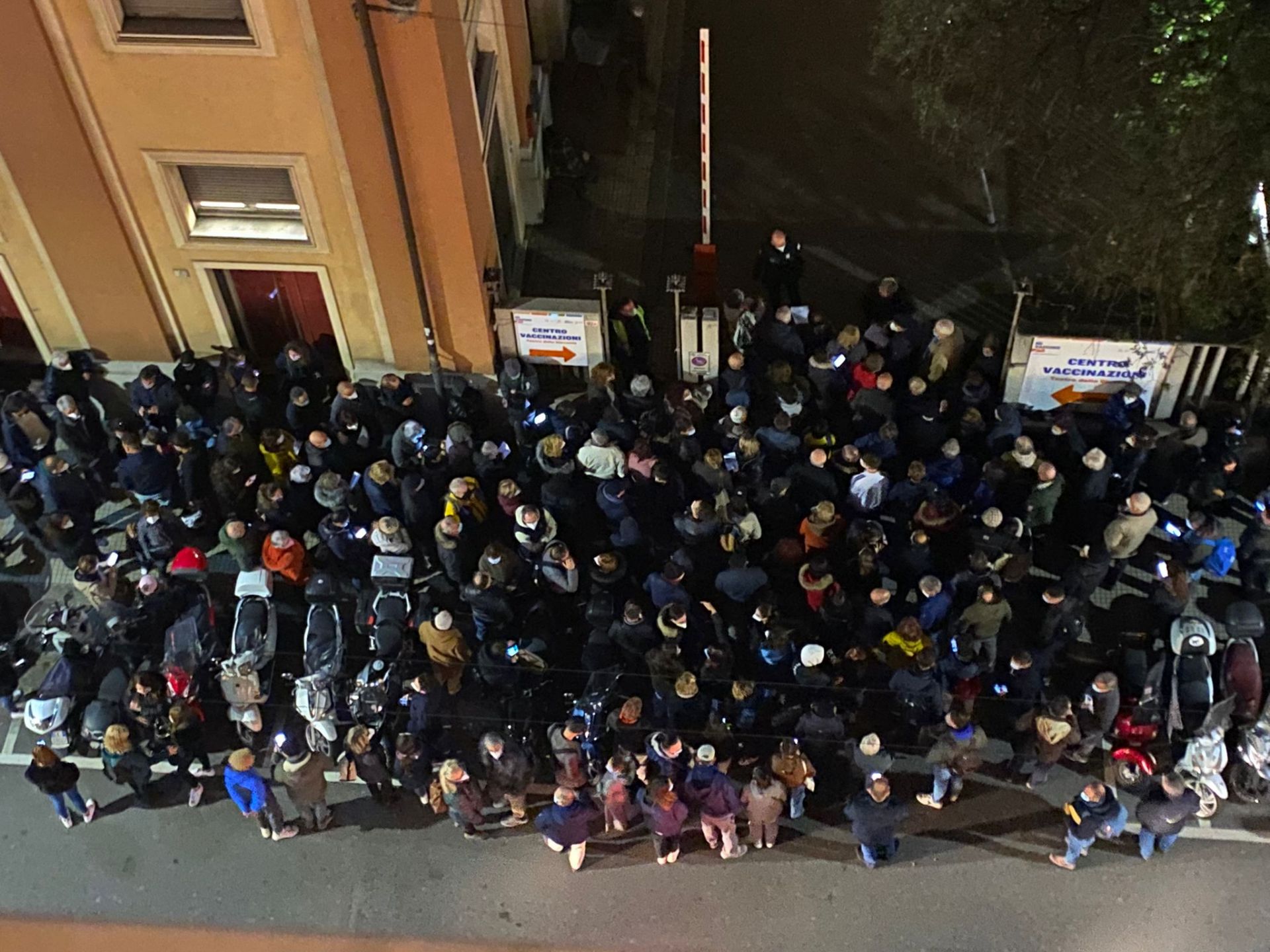 Genova, polizia e carabinieri nell'hub vaccinale del Teatro della Gioventù preso d'assedio
