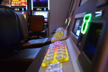 Levanto, manomettono slot machine per assicurarsi le vincite: denunciati tre ventenni