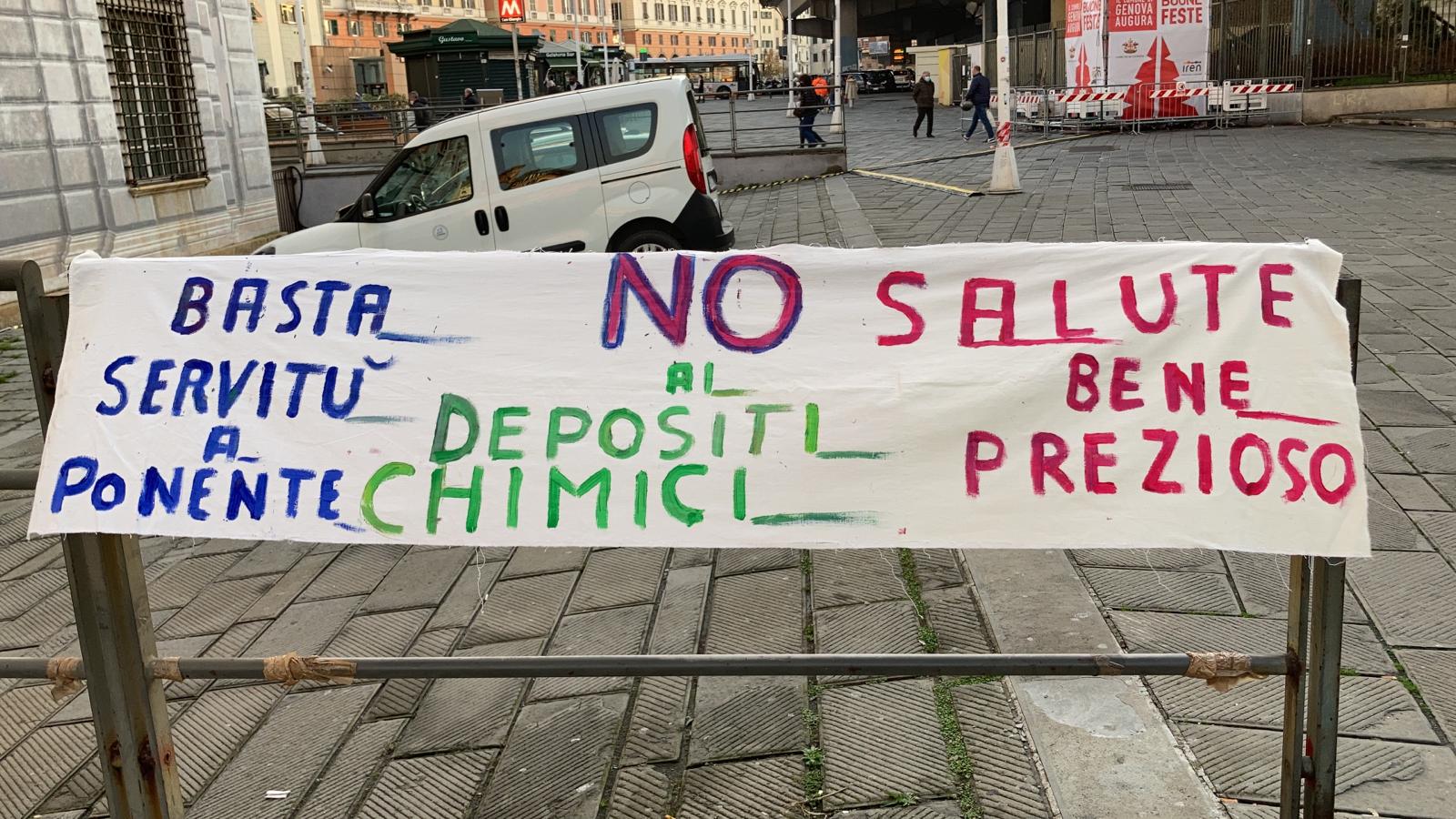 Genova, attesa per la decisione dell'Autorità Portuale sullo spostamento dei depositi chimici