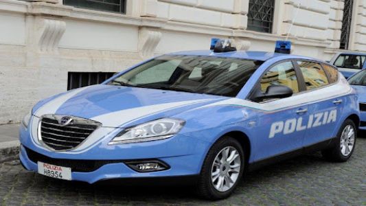 Genova: spacca la vetrina di un negozio con un tombino, poi scappa senza rubare nulla