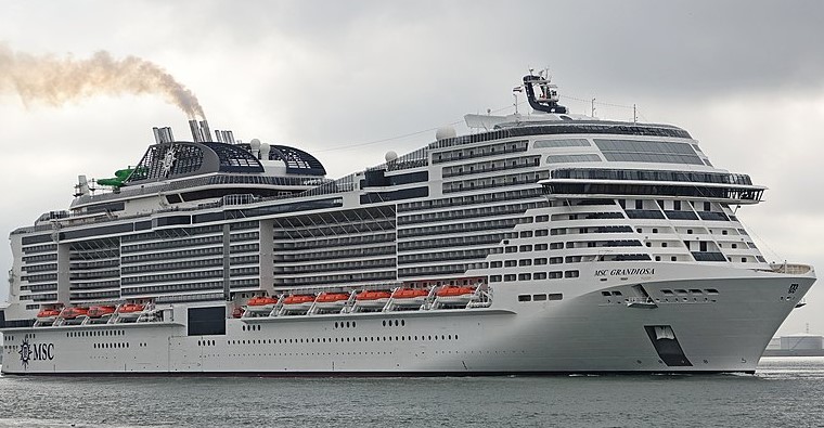 Genova, Msc Grandiosa attracca con 150 passeggeri positivi a bordo: "Moltissimi asintomatici"