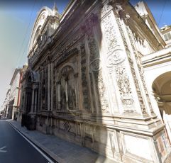 Genova, ruba 200 euro e beve due bottiglie di vino nella basilica di Santa Maria Immacolata 