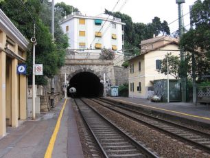 Genova, il cadavere di un uomo trovato sui binari: giallo nella stazione di Sturla